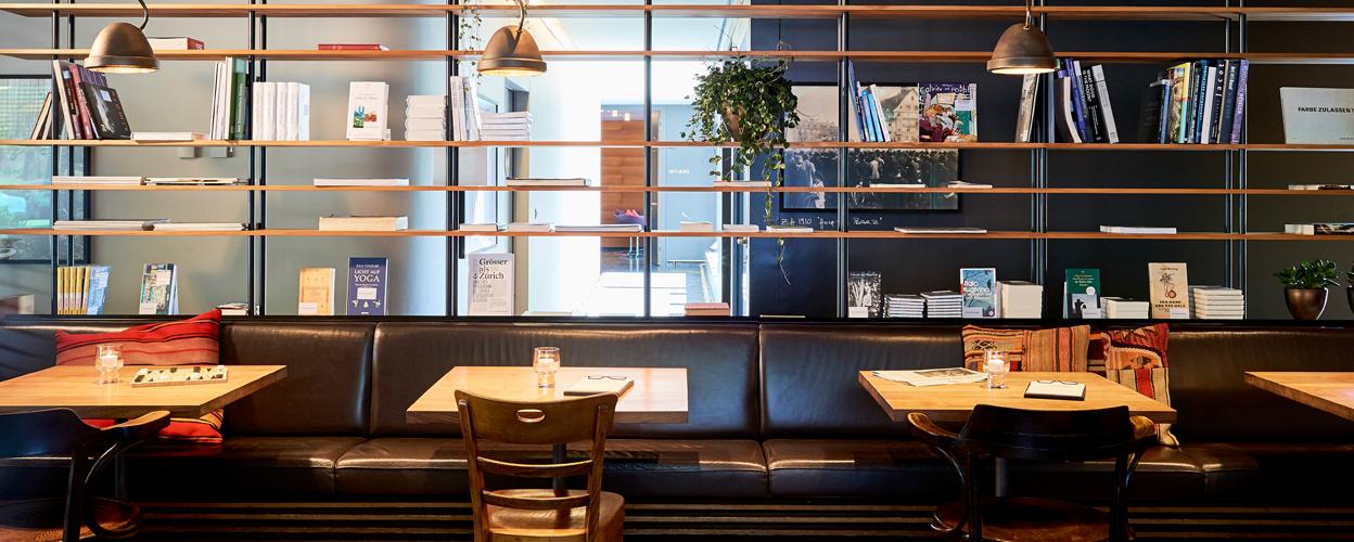 bibliothek und tische in café