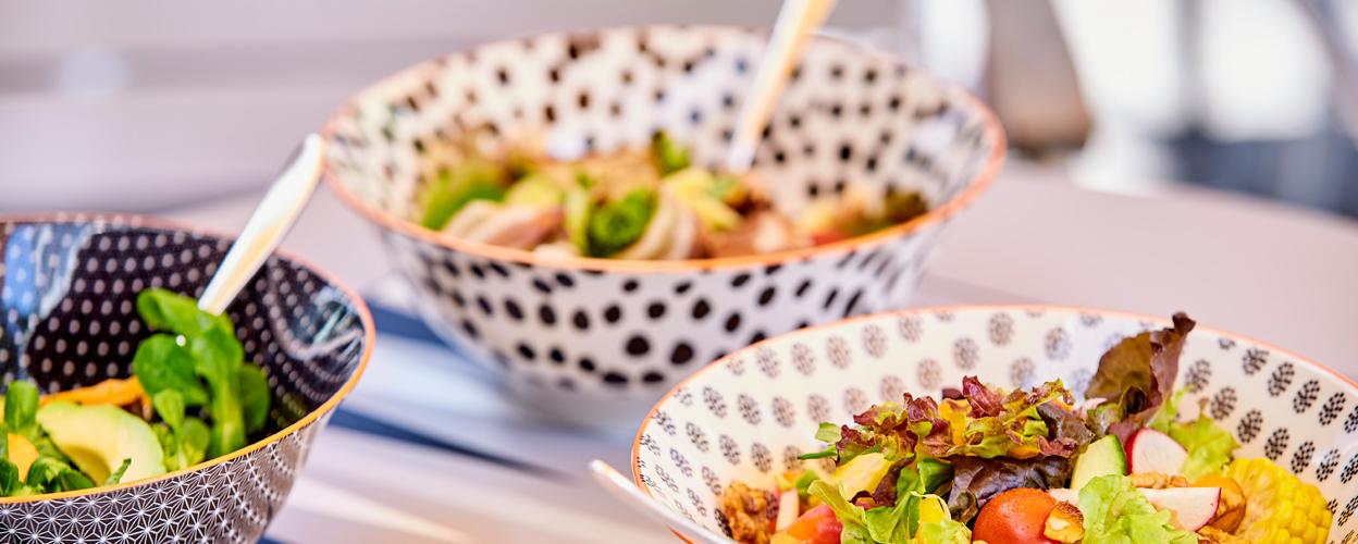 schüsseln mit frischem salat